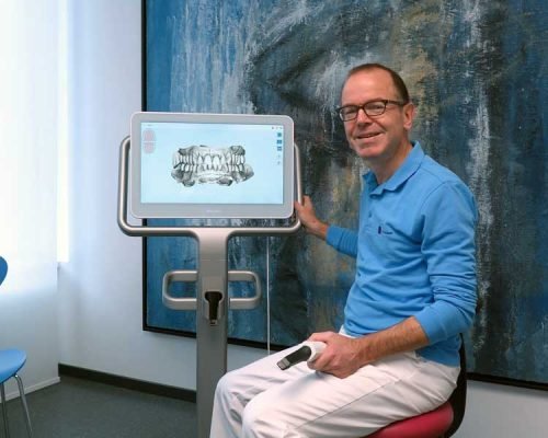 Große Freude: der erste Scan mit dem neuen iTero-Scanner in der Praxis Dr. Madsen